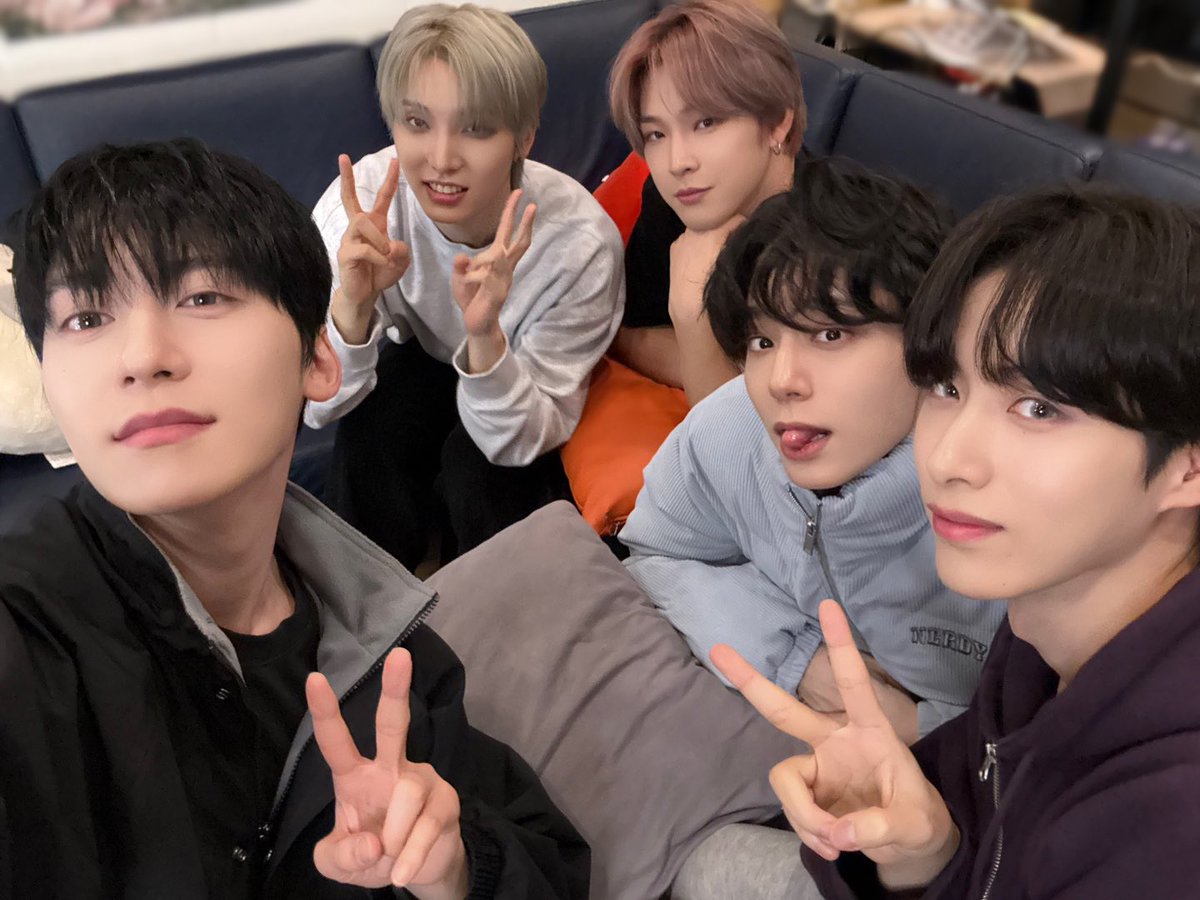 official_ONEUS's tweet photo. [#원어스]

1년의 마지막 달 12월🌕
달님들 남은 2024년 원어스와
따뜻한 나날들로 채워 보아요🔥
모두 감기 조심하세요🤧

#ONEUS #TOMOON #투문 
#이달의원어스 #12월의원어스 https://t.co/fkRhcBH859