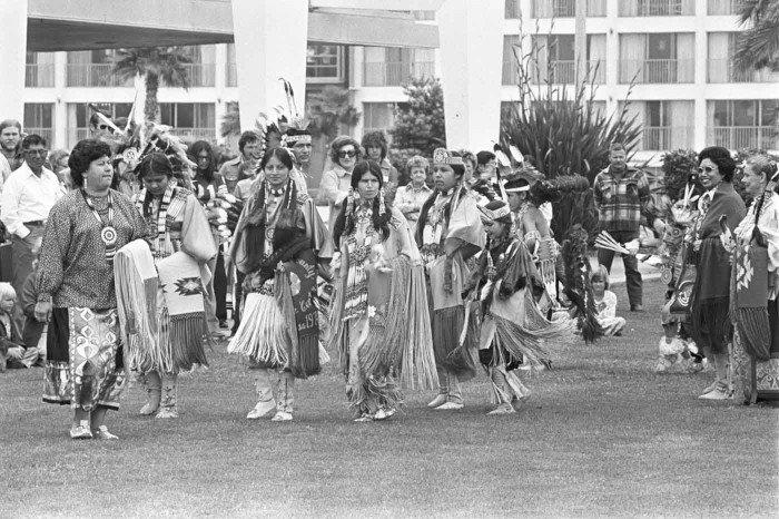 SMHistoryMuseum's tweet photo. 1975 Ceremonial dance at the Santa Monica Civic Center.

We Are #SantaMonica #History
#WhoseLandAreYouOn
Outlook Collection (1998.1.177) https://t.co/rxHqdU91d5