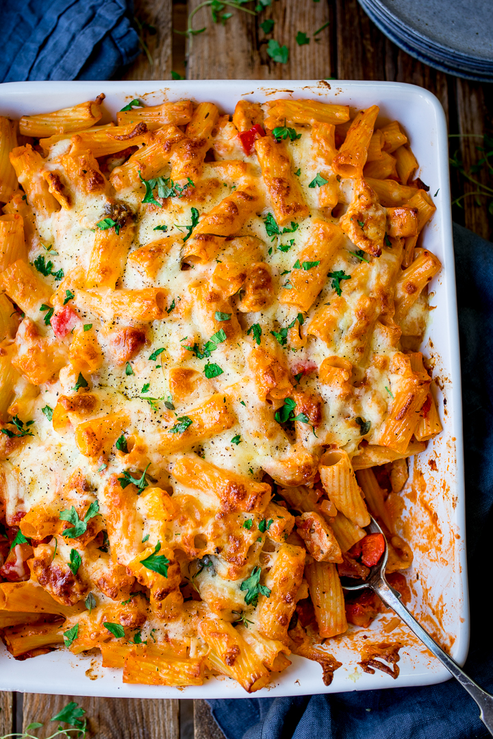 KitchenSanc2ary's tweet photo. Cheesy Pasta Bake With Chicken And Bacon is one of those dinners that the kids can polish off in no time – regardless of how many veggies I sneak in there. Peppers, onions, tomatoes, spinach – it all gets thrown in.

https://t.co/qZBeXrZAfg
#kitchensanctuary #pasta #foodie https://t.co/6ucvzOuFZs