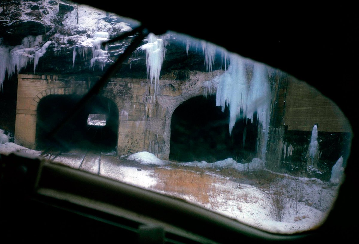 A view from inside the cab of an Erie Lackawanna F7A, heading east at the Nay Aug Park Tunnels in Scranton, PA during the winter of 1962.

american-rails.com/tunnels.html