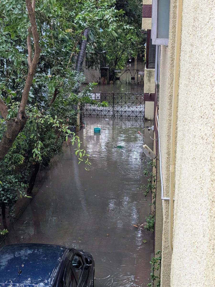 arvindsubu's tweet photo. @chennaicorp water logging and no power. Subramania nagar first Street. Rains have stopped for a few hours now, but still things are yet to improve. https://t.co/SOAuGFsXB7
