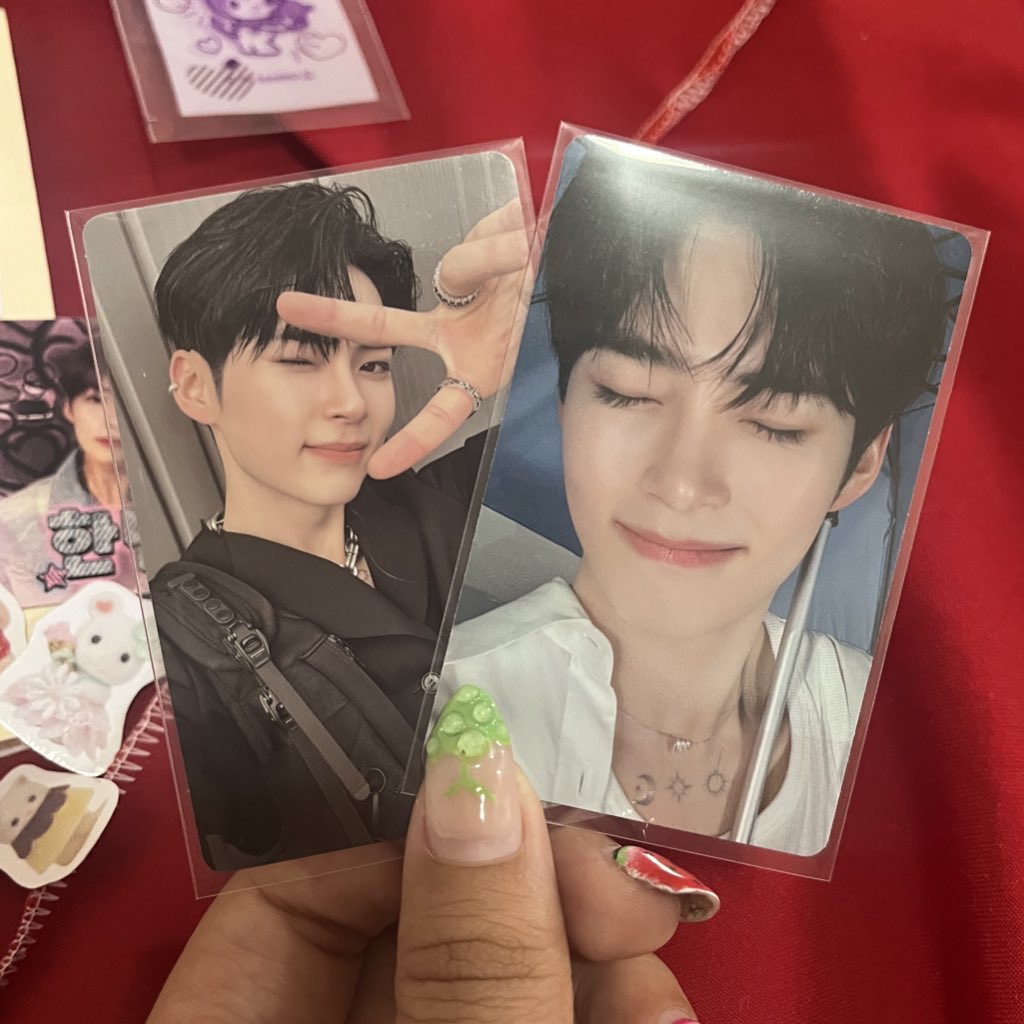 — happy mail 💌

feedback positivo pra <a href="/i5haerin/">ellinha.🎐</a> que me vendeu esses hanbins lindos! o processo de venda foi rápido e os cards chegaram em tempo recorde super bem embalados, além dos mimos mais fofos desse mundo 🥰