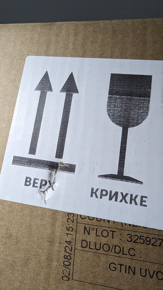 divcha_ishlo's tweet photo. Розбили ампули тисяч на 5, які були навіть в додаткових коробочках і плівці, при чому просто красива дірка прямо в наліпку "крихке"
Ні, я не буду подавати рекламацію. Залишки ліків забирають прямо зараз на стабік Запоріжжя.
Таке відчуття, що ломом ткнули. Щось в НП зіпсувалося https://t.co/KmYx8SZEan