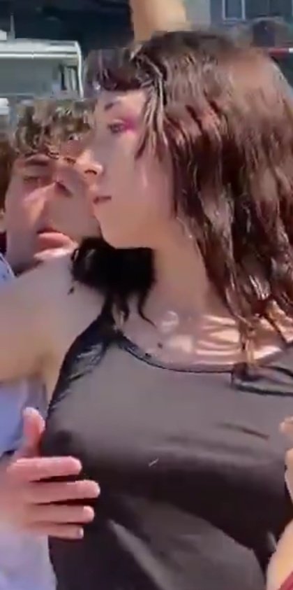 Forero medio se hace pasar por "aliade" para tocar teta en una protesta