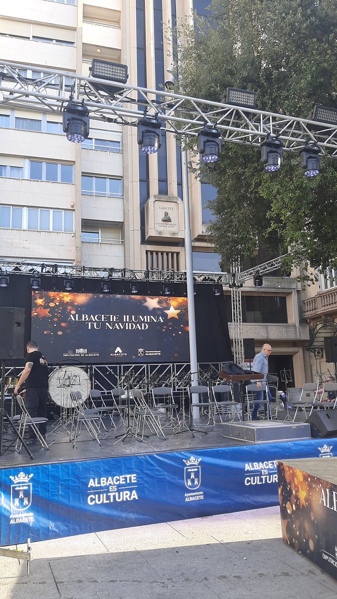 papir0's tweet photo. Hace 2 años solicité a @AytoAlbacete que retirara la farola que hay en el Altozano, ya que impedía que se montaran escenarios. Dijeron que estaba bien puesta. Ahora les molesta para esta noche y la solucion ha sido taladrar la tarima. Ahí estará, en todo el centro de la orquesta. https://t.co/GH7Zr1kXDb
