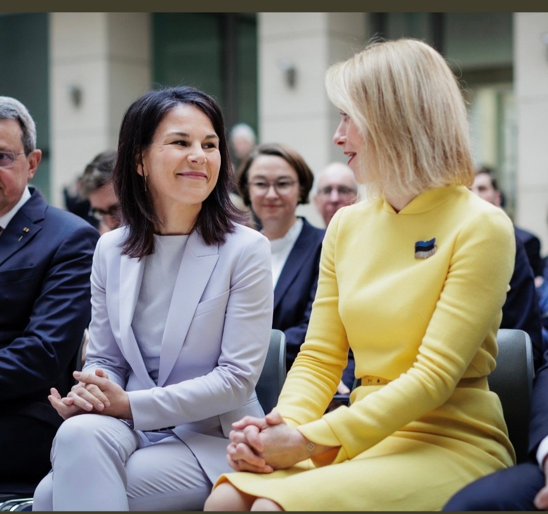 Dani_li_ma10_1's tweet photo. Hiermit bitte ich alle Unterstützer der #Ukraine die zur Zeit #SPD Mitglied sind oder ihr Leben lang #SPD gewählt haben ihr Kreuzchen diesmal bei den #Grünen zu machen
Für ein Freies Europa zusammen mit der #Ukraine
#SlavaUkraine 🇺🇦
#TeamHabeck4Kanzler https://t.co/XZNBkQuMkh