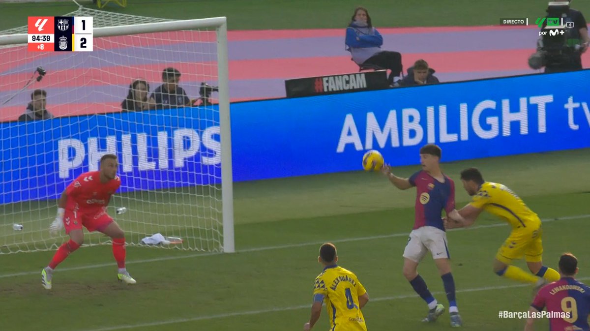 🖥️💥 El VAR se marchó antes de tiempo del Barcelona - Las Palmas.

👉🏻 McKenna agarra por la camiseta a Pau Víctor impidiendo que remate con todo a favor.

❌ ES PENALTI.

▪️ Cordero Vega no apreció la infracción y Busquets Ferrer se lavó las manos.