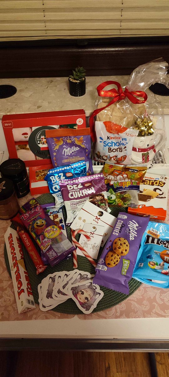 haima_tes's tweet photo. @Leyzi_VT nawet nie wiesz jak ja cię uwielbiam, dziękuję za paczkę urodzinowo-świąteczną ❤️ Tyle słodkości, tyle fajnych rzeczy 🥹🥹🥹 I te najkejeczki z moją mordką, cudo ❤️ Dziękujeeeeee https://t.co/vKaIfbPi21