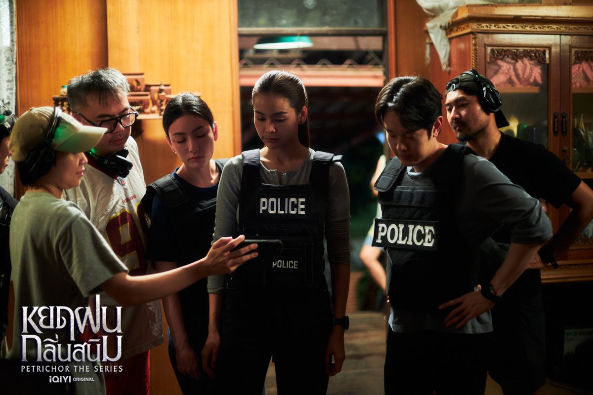 tvthunderseries's tweet photo. Fun Facts เกี่ยวกับ #PetrichorTheSeriesEP2  เท่าที่จำได้

- ซีนที่ตุลย์เตะแล้วเข้าชาร์ตคนร้าย ปรึกษากับทางทีมตำรวจนานมากว่าถ้าเป็นตำรวจจริงเจอเคสลักษณะนี้จะทำยังไง เพราะเรามีโจทย์คือ ตุลย์ต้องได้โชว์เท่ แต่ก็ต้องได้แผล���ลับไป หลักๆ หัวใจของการออกปฏิบัตรการลักษณะนี้ของพี่ๆ ตำรวจคือต้องคำนึกถึงความปลอดภัยของตัวเองและลูกทีมด้วยเสมอ เลยดีไซน์ออกมาเป็นซีนให้ตุลย์เตะคนร้ายเพื่อปลดอาวุธ ก่อนที่จะมีตำรวจอีกส��งคนเข้ามาชาร์ตตัวคนร้ายแล้วคุมตัวไป 
- ซีนหมอรันช่วยแปะพลาสเตอร์ที่เกือบจะหลุดก็ดีไซน์ใหม่ เพราะตอนแรกคิดว่าจะให้หมอรันช่วยทำแผลให้ตุลย์เลยดีไหม แต่ที่ปรึกษาแพทย์กรี๊ดออกมาดังมาก5555555555 อยู่ในโรงบาลแล้วก็ให้พยาบาลทำให้สิคะ หมอตอนนี้เป็นผู้ป่วยจะมาทำแผลให้อีกคนได้ไง เลยปรับออกมาเป็นแบบนี้แทน 
- ซีนในห้องสอบสวนที่มีแดนสยามวิสุทธิ์และตุลย์ ช่วงแดนสยามหยิ���ขวดน้ำมายกดื่มคือนักแสดง improvise เอง ไม่ได้มีในบท เป็นการกวนตีนกันระหว่างตุลย์กับแดนสยาม เพราะตุลย์เอาน้ำให้วิสุทธิ์
- ซีนศพในกระเป๋าเราทำ Mock up ขึ้นมาใหม่หมดโดยปรึกษากับหมอหมิวว่าศพแบบนี้ลักษณะจริงๆ จะเป็นยังไง เป็นความยากสองเท่าเพราะมันเป็นการฆ่าหั่นศพ และสอง ศพต้องเน่าเพราะลอยน้ำมา
- ซีนหมอรันไปหาพ่อหยาดพิรุณที่บ้าน ในความเป็นจริงคือไม่ควรไปเลย ไม่ได้อยู่ใน protocal เพราะไม่ใช่หน้าที่ของหมอนิติเวชเลย แต่เราจะได้เห็นความดื้อรั้น ทำเกินหน้าที่ของรันอีกในตอนต่อๆ ไป เพราะด้วยนิสัยและความต้องการจะไขความจริงที่บางครั้งก็อาจทำให้เจ็บตัว รับรองว่ามันจะเข้มข้นขึ้นเรื่อยๆ แน่นอน 
- ยาวมากนึกไม่ออกแล้ว

PTC SERIES ENGLOT EP2 
#ซีรีส์หยดฝนกลิ่��สนิม