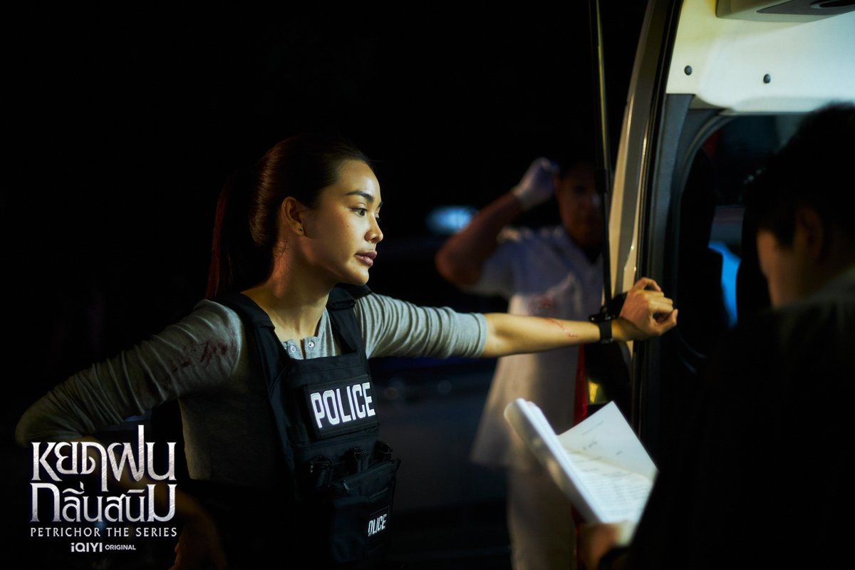 tvthunderseries's tweet photo. Fun Facts เกี่ยวกับ #PetrichorTheSeriesEP2  เท่าที่จำได้

- ซีนที่ตุลย์เตะแล้วเข้าชาร์ตคนร้าย ปรึกษากับทางทีมตำรวจนานมากว่าถ้าเป็นตำรวจจริงเจอเคสลักษณะนี้จะทำยังไง เพราะเรามีโจทย์คือ ตุลย์ต้องได้โชว์เท่ แต่ก็ต้องได้แผล���ลับไป หลักๆ หัวใจของการออกปฏิบัตรการลักษณะนี้ของพี่ๆ ตำรวจคือต้องคำนึกถึงความปลอดภัยของตัวเองและลูกทีมด้วยเสมอ เลยดีไซน์ออกมาเป็นซีนให้ตุลย์เตะคนร้ายเพื่อปลดอาวุธ ก่อนที่จะมีตำรวจอีกส��งคนเข้ามาชาร์ตตัวคนร้ายแล้วคุมตัวไป 
- ซีนหมอรันช่วยแปะพลาสเตอร์ที่เกือบจะหลุดก็ดีไซน์ใหม่ เพราะตอนแรกคิดว่าจะให้หมอรันช่วยทำแผลให้ตุลย์เลยดีไหม แต่ที่ปรึกษาแพทย์กรี๊ดออกมาดังมาก5555555555 อยู่ในโรงบาลแล้วก็ให้พยาบาลทำให้สิคะ หมอตอนนี้เป็นผู้ป่วยจะมาทำแผลให้อีกคนได้ไง เลยปรับออกมาเป็นแบบนี้แทน 
- ซีนในห้องสอบสวนที่มีแดนสยามวิสุทธิ์และตุลย์ ช่วงแดนสยามหยิ���ขวดน้ำมายกดื่มคือนักแสดง improvise เอง ไม่ได้มีในบท เป็นการกวนตีนกันระหว่างตุลย์กับแดนสยาม เพราะตุลย์เอาน้ำให้วิสุทธิ์
- ซีนศพในกระเป๋าเราทำ Mock up ขึ้นมาใหม่หมดโดยปรึกษากับหมอหมิวว่าศพแบบนี้ลักษณะจริงๆ จะเป็นยังไง เป็นความยากสองเท่าเพราะมันเป็นการฆ่าหั่นศพ และสอง ศพต้องเน่าเพราะลอยน้ำมา
- ซีนหมอรันไปหาพ่อหยาดพิรุณที่บ้าน ในความเป็นจริงคือไม่ควรไปเลย ไม่ได้อยู่ใน protocal เพราะไม่ใช่หน้าที่ของหมอนิติเวชเลย แต่เราจะได้เห็นความดื้อรั้น ทำเกินหน้าที่ของรันอีกในตอนต่อๆ ไป เพราะด้วยนิสัยและความต้องการจะไขความจริงที่บางครั้งก็อาจทำให้เจ็บตัว รับรองว่ามันจะเข้มข้นขึ้นเรื่อยๆ แน่นอน 
- ยาวมากนึกไม่ออกแล้ว

PTC SERIES ENGLOT EP2 
#ซีรีส์หยดฝนกลิ่��สนิม
