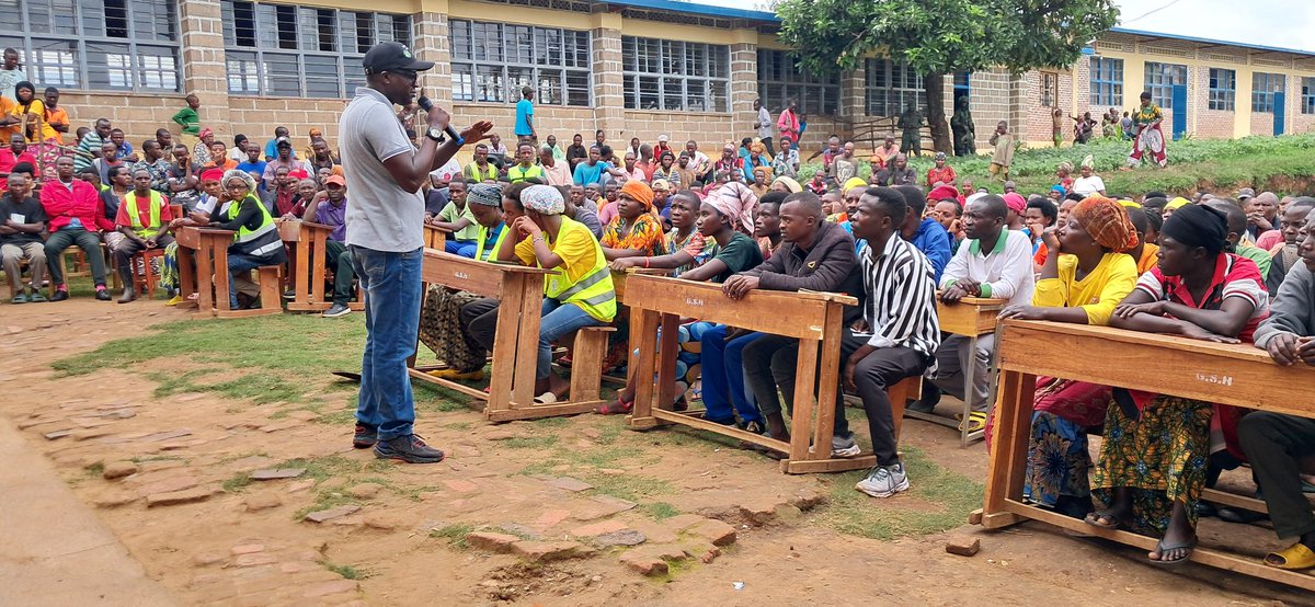RusiziDistrict's tweet photo. Meya w'agateganyo  @AlfredHabimana3 yifatanyije n'abaturage b'umurenge wa #Gitambi  mu kagari ka #Hangabashi mu muganda wo gusibura imihanda n'imifurege.Nyuma abaturage baganirijwe ku kurwanya ruswa n'akarengane,kurwanya ingengabitekerezo ya #Jenoside n'ibindi byaha https://t.co/3tdGUmGUHi