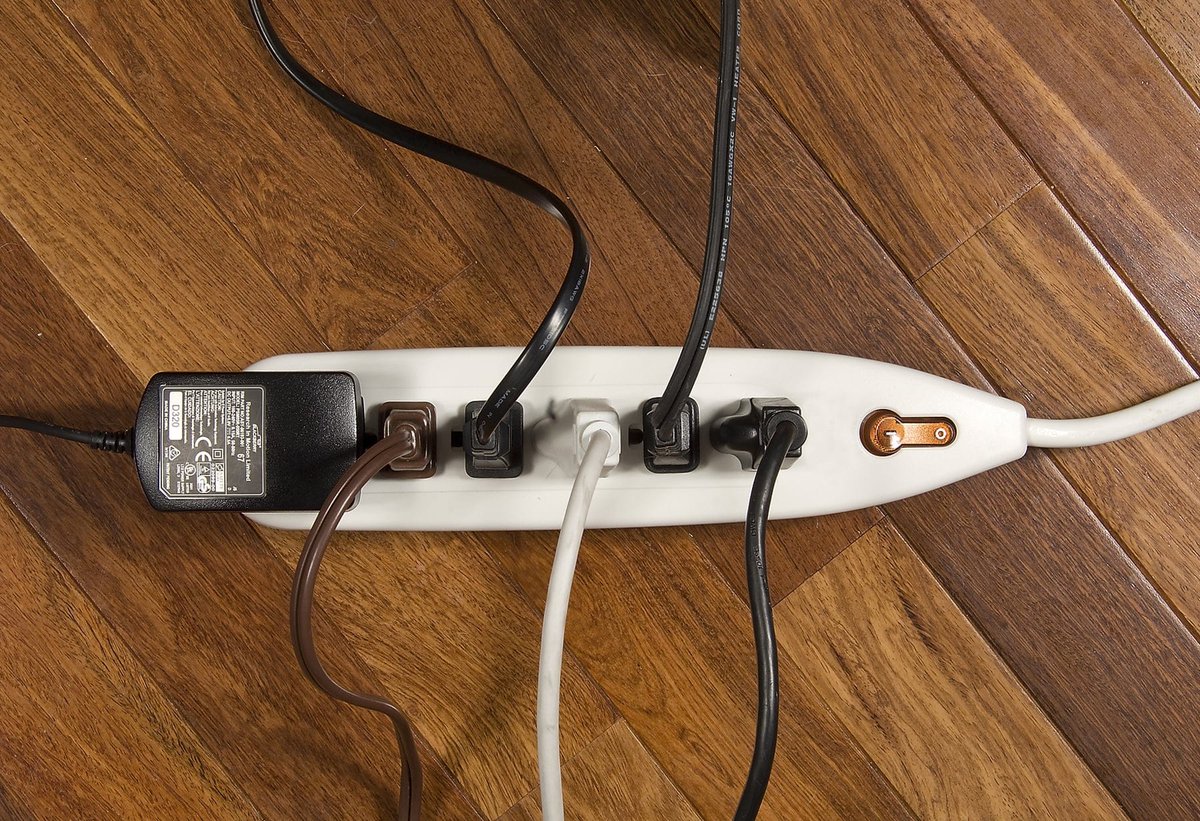 MiamiDadeFire's tweet image. Electrical malfunctions are the leading cause of home fires year after year. Prevent a fire in your home: do not overload extension cords and only use extension cords with built-in overload protection.

–

#MDFREnEspañol: El mal funcionamiento eléctrico es la causa principal de