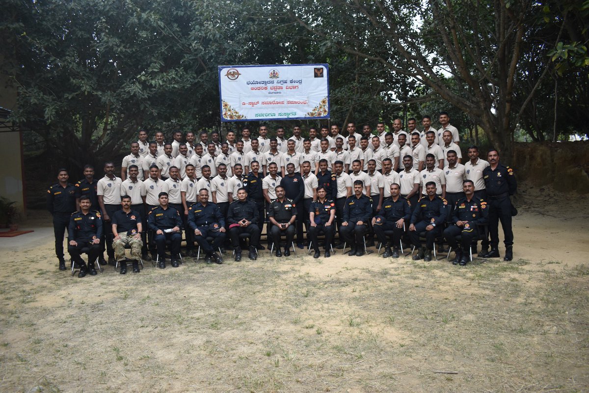 KolarPolice's tweet photo. ಸುಮಾರು ಎರಡು ತಿಂಗಳ ಕಾಲ ಭಯೋತ್ಪಾದನ ನಿಗ್ರಹ ಕೇಂದ್ರ ಆಂತರಿಕ ಭದ್ರತಾ 
ವಿಭಾಗ- ಬೆಂಗಳೂರು ಇಲ್ಲಿ D-SWAT COURSE SL NO 27 ( CCT Training ) ತರಭೇತಿಯಲ್ಲಿ ಕೋಲಾರ ತಂಡವು ತರಭೆತಿಯ" ಅತ್ಯುತ್ತಮ ತಂಡ " ಪ್ರಶಸ್ತಿ ಪಡೆದಿರುವ ಕೋಲಾರ ಜಿಲ್ಲಾ ಪೊಲೀಸ್ ತಂಡಕ್ಕೆ ಕೋಲಾರ ಜಿಲ್ಲಾ ಪೊಲೀಸ್ ವತಿಯಿಂದ ಶುಭಾಶಯಗಳು.@DgpKarnataka @IgpRange https://t.co/K9tGTUx5hP