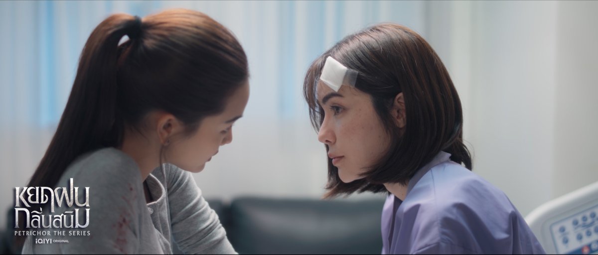 tvthunderseries's tweet photo. Fun Facts เกี่ยวกับ #PetrichorTheSeriesEP2  เท่าที่จำได้

- ซีนที่ตุลย์เตะแล้วเข้าชาร์ตคนร้าย ปรึกษากับทางทีมตำรวจนานมากว่าถ้าเป็นตำรวจจริงเจอเคสลักษณะนี้จะทำยังไง เพราะเรามีโจทย์คือ ตุลย์ต้องได้โชว์เท่ แต่ก็ต้องได้แผล���ลับไป หลักๆ หัวใจของการออกปฏิบัตรการลักษณะนี้ของพี่ๆ ตำรวจคือต้องคำนึกถึงความปลอดภัยของตัวเองและลูกทีมด้วยเสมอ เลยดีไซน์ออกมาเป็นซีนให้ตุลย์เตะคนร้ายเพื่อปลดอาวุธ ก่อนที่จะมีตำรวจอีกส��งคนเข้ามาชาร์ตตัวคนร้ายแล้วคุมตัวไป 
- ซีนหมอรันช่วยแปะพลาสเตอร์ที่เกือบจะหลุดก็ดีไซน์ใหม่ เพราะตอนแรกคิดว่าจะให้หมอรันช่วยทำแผลให้ตุลย์เลยดีไหม แต่ที่ปรึกษาแพทย์กรี๊ดออกมาดังมาก5555555555 อยู่ในโรงบาลแล้วก็ให้พยาบาลทำให้สิคะ หมอตอนนี้เป็นผู้ป่วยจะมาทำแผลให้อีกคนได้ไง เลยปรับออกมาเป็นแบบนี้แทน 
- ซีนในห้องสอบสวนที่มีแดนสยามวิสุทธิ์และตุลย์ ช่วงแดนสยามหยิ���ขวดน้ำมายกดื่มคือนักแสดง improvise เอง ไม่ได้มีในบท เป็นการกวนตีนกันระหว่างตุลย์กับแดนสยาม เพราะตุลย์เอาน้ำให้วิสุทธิ์
- ซีนศพในกระเป๋าเราทำ Mock up ขึ้นมาใหม่หมดโดยปรึกษากับหมอหมิวว่าศพแบบนี้ลักษณะจริงๆ จะเป็นยังไง เป็นความยากสองเท่าเพราะมันเป็นการฆ่าหั่นศพ และสอง ศพต้องเน่าเพราะลอยน้ำมา
- ซีนหมอรันไปหาพ่อหยาดพิรุณที่บ้าน ในความเป็นจริงคือไม่ควรไปเลย ไม่ได้อยู่ใน protocal เพราะไม่ใช่หน้าที่ของหมอนิติเวชเลย แต่เราจะได้เห็นความดื้อรั้น ทำเกินหน้าที่ของรันอีกในตอนต่อๆ ไป เพราะด้วยนิสัยและความต้องการจะไขความจริงที่บางครั้งก็อาจทำให้เจ็บตัว รับรองว่ามันจะเข้มข้นขึ้นเรื่อยๆ แน่นอน 
- ยาวมากนึกไม่ออกแล้ว

PTC SERIES ENGLOT EP2 
#ซีรีส์หยดฝนกลิ่��สนิม