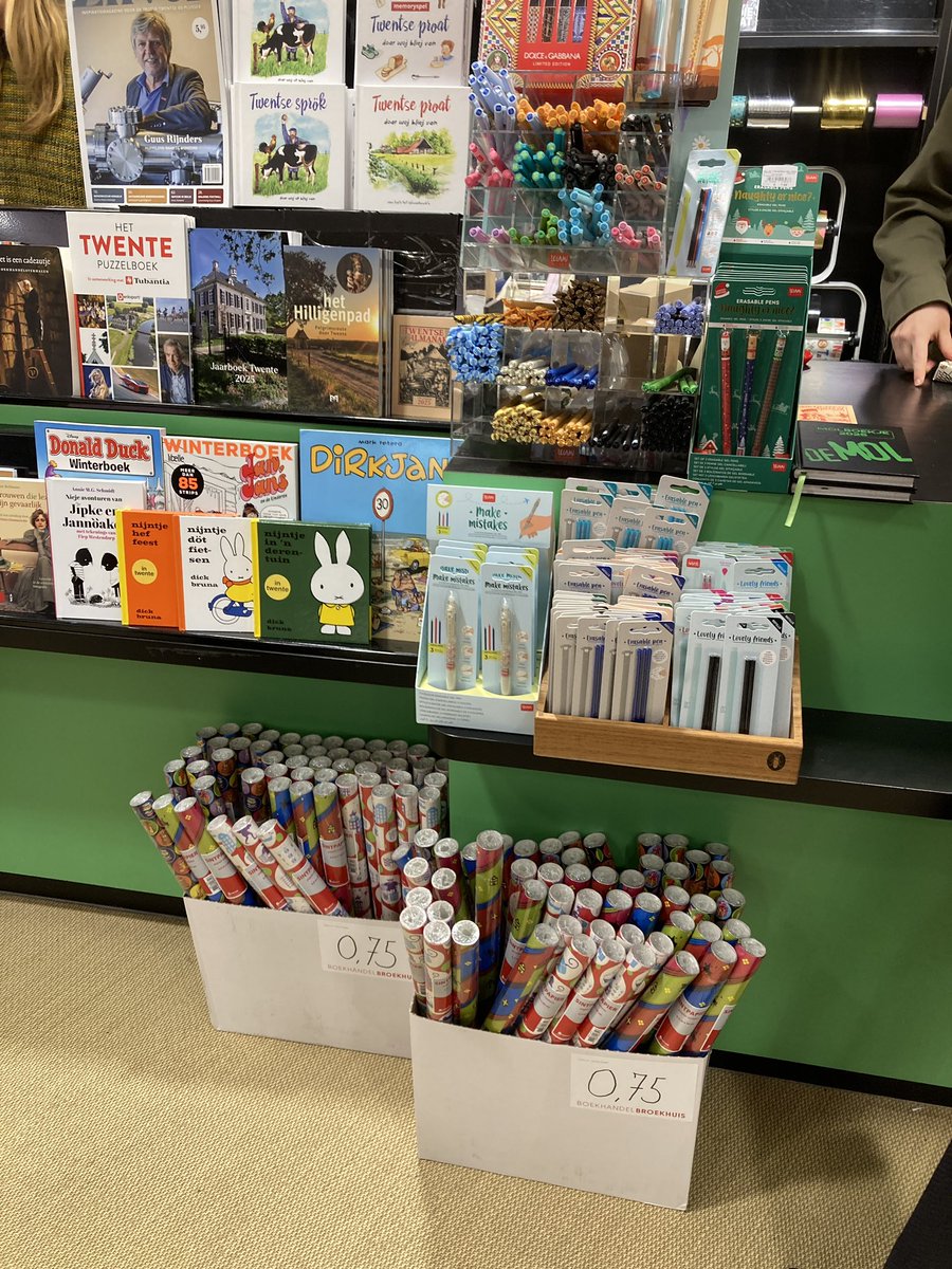 Vandaag bij mijn favoriete “stenen winkel” van <a href="/AlmeloBroekhuis/">Broekhuis Almelo</a> een obscuur Engels reisverslag opgehaald. Ligt gewoon 2 dagen na bestelling klaar in de winkel en wordt ter plaatse ook nog fraai ingepakt! <a href="/ErikInkoper/">Erik Hoekstra</a> <a href="/KeesSchafrat/">Kees Schafrat</a>