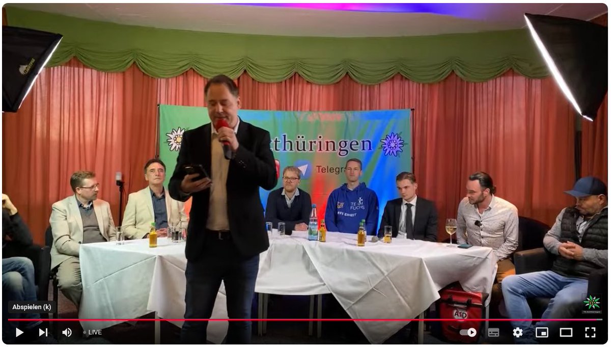 1// So, starten wir den Abend mit #Gera. Gera-Cringe, eine Truppe #Querfront (is echt alles dabei) will heute den Weg zueinander finden. Nüsschen stehen bereit. Was ich bis jetzt schon hören durfte, meine Fresse! #G3011 #NPD #AUF1 #ChristianKlar #ThomasBrauner