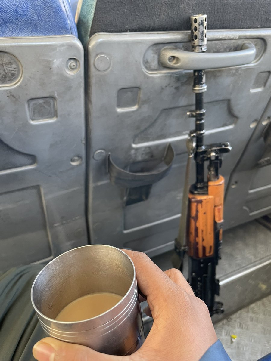Sagar_Bergi's tweet photo. A military senior personnel offered me some chai, it was the greatest I have ever drunk in my life. I believe Indian army officers are the best in everything they do. Salute 🫡 #traveling https://t.co/knzc2DYtof