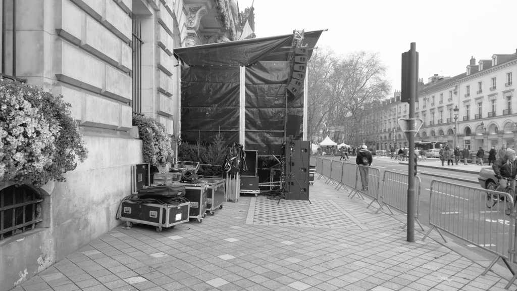 Heureusement qu'on a interdit les cyclos rue Nationale pour la sécurité et la tranquillité des piétons...

Pendant ce temps là devant la mairie de #Tours !