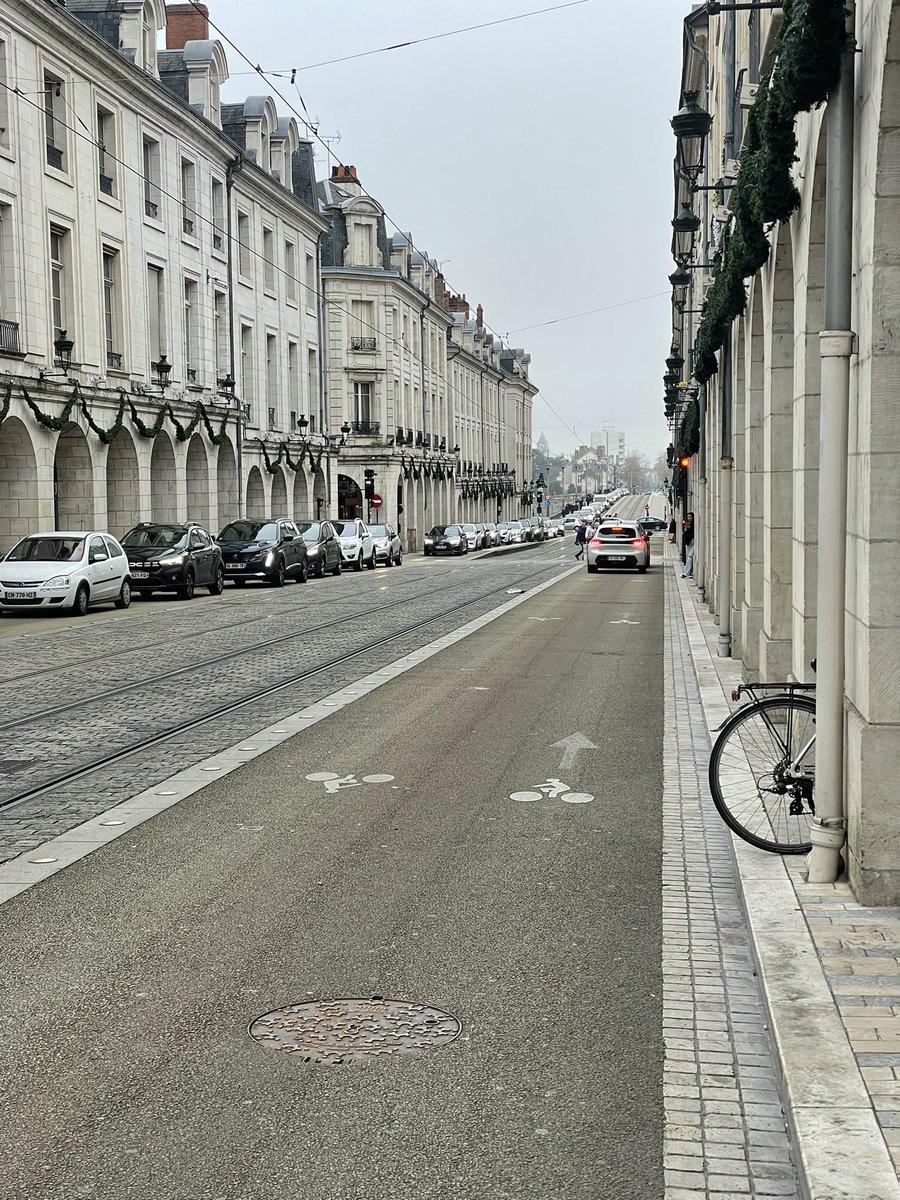 My_e's tweet photo. Voilà à quoi ressemble une ville quand on laisse les automobilistes dicter les règles. @VilledOrleans @dammo_asso 
#orleansterredebagnoles https://t.co/VrGHb7YvBK