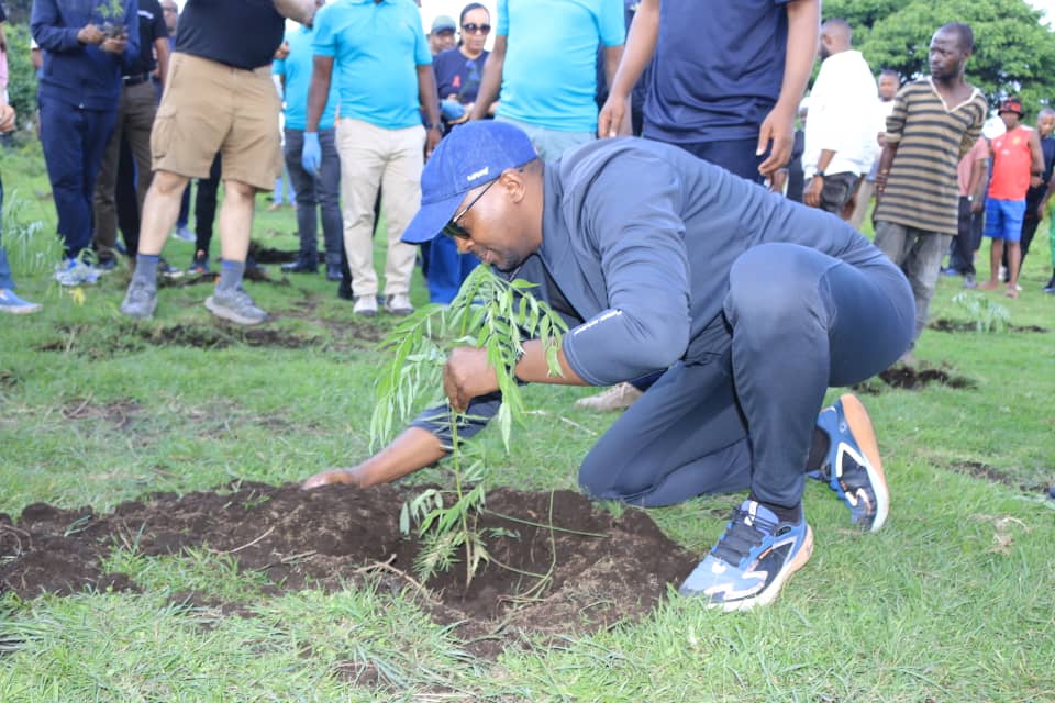 umunotanews's tweet photo. Rubavu: Minisitiri Nsanzimana n’abahanzi bifatanyije n’abaturage mu muganda batera ibiti ibihumbi umunani.
#UmunotaNews #RubavuDistrict #EnvironmentRw #Rwanda #RwandaYouthArts
Soma inkuru irambuye :👉 https://t.co/IbMZ9LNhdI https://t.co/KBoXiQY4NO