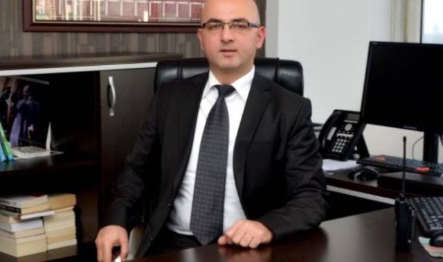 durbunhaber's tweet photo. 15 Temmuz Gazisi emekli Emniyet Müdürü Fatih Eryılmaz:

🔴Suriye’de faaliyet gösteren PYD de, HTŞ de terör örgütüdür. 

🔴Bu HTŞ adlı selefi örgütün 4 ay evvel bölgedeki Türk birliklerini taciz ettiğini, Türk bayraklarını yaktıklarını, Türk tırlarına saldırdıklarını unutmadım.

🔴 Bu selefi örgüt ABD/ İsrail tarafından teşkil edilip sahaya sürülmüş bir yapıdır. İsrail/ABD hedeflerine atılmış tek mermisi yoktur. 

🔴 İsrail’in, Lübnan’dan çekildiği gün bu örgütün Halep’ e taarruzu, İsraile karşı savaşan Lübnan Hizbullahının ikmal yollarını kesmek, Lübnan’ı savunan bir kısım personelini bu sahaya kaydırmasını sağlamak ve bütün bunların sonucunda Lübnan, Gazze sahasındaki İsrail’ i rahatlatmak içindir. 

🔴 Daha düne kadar askerlerimizi yakarak öldüren İŞİD’ i alkışlayıp “kızgın sunni çocuklar”, FETÖ’ ye Hocaefendi diyen akıl bunu anlamaz.

🔴 Starbucks'ta İsrail'i protesto edenlerin gerçek ve rasyonel protestoların önünü kestiğini anlamadığı gibi.

🔴 Bu selefi terör örgütünü alkışlayanlar araya Türkmen v.s sıkıştırarak gözümüze perde çekmeye çalışıyor. 

🔴Gözümüze perde çekmeye çalışan karanlık mihraklar buna gerek yok. 

🔴 Açık olun. Suriye’ye biz girelim. Ülkemizin bekası için savaşalım; Kobani Nusaybinden 12 km ilerde. Haydi girelim. 

🔴 İsrail gerçekten kendisi için çok akıllı oynuyor. Düşmanlık yaptığını düşündüğünüz ona hizmet ediyor.