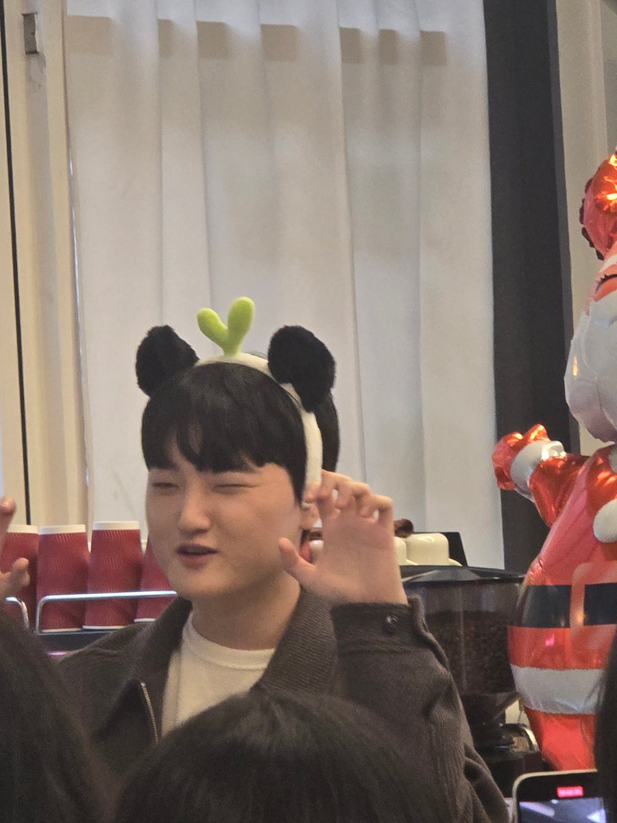 옷도 차려입고 멀끔하게 꾸미고 왔는데
완전 만두세요