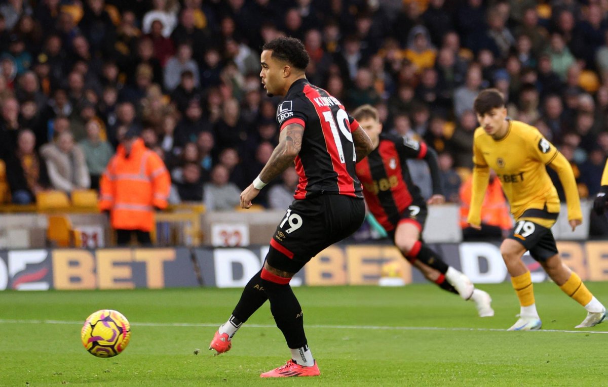 Justin Kluivert scores his 10th Premier League goal for Bournemouth, becoming the 13th player to score 10+ goals for the club in the competition. 

#premierleague #afcb #football #bournemouth