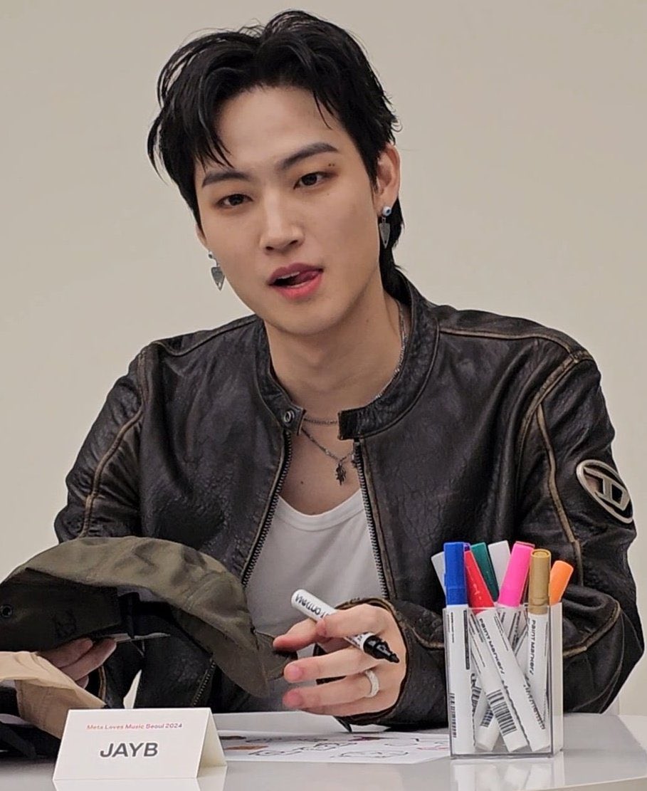 sowoncnvs's tweet photo. THERE ARE LITERALLY NO WORDS TO DESCRIBE HIS FACE EVERY EXISTING WORD IS NOT ENOUGH https://t.co/SlUFbRcm5S