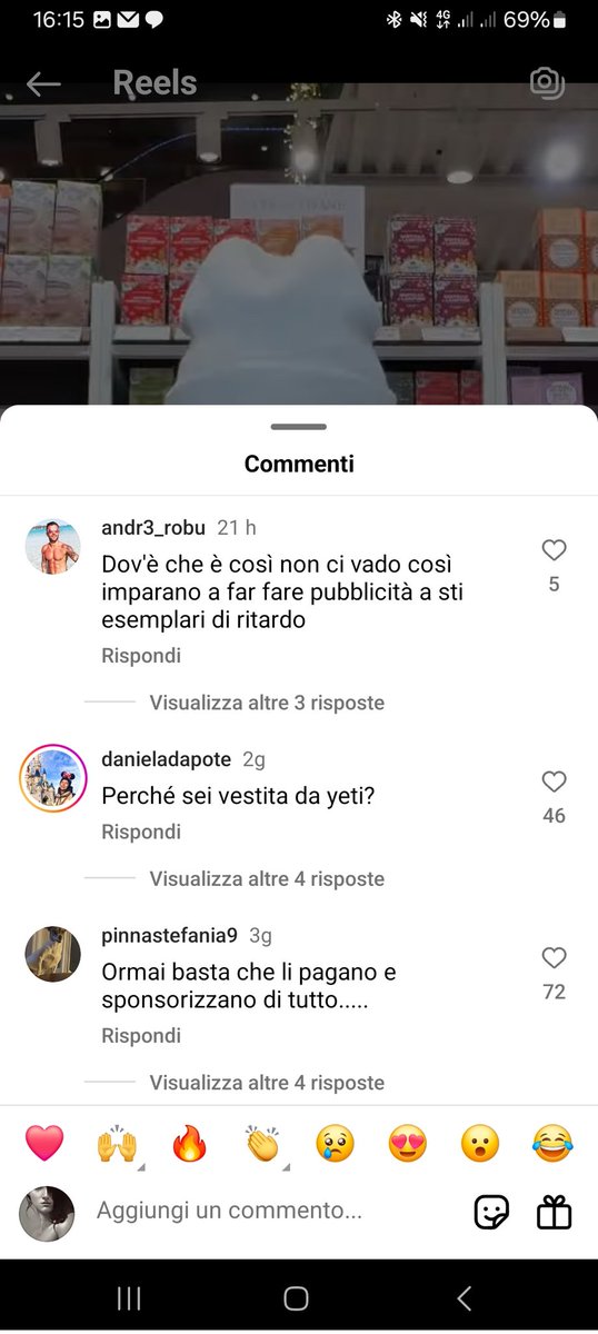 Jess_16j's tweet photo. I commenti sotto il reel de De Lellis che ci porta a fare una "spesona" di Natale dove tutta felice (e te credo è gratis) ammicca con il carrello e mangia la frutta esposta prima di comprarla,danno speranza.
La gente si sta svegliando. Eeeh sono una STUP!!!!
#influcirco #mabasta https://t.co/IMBZbcv143