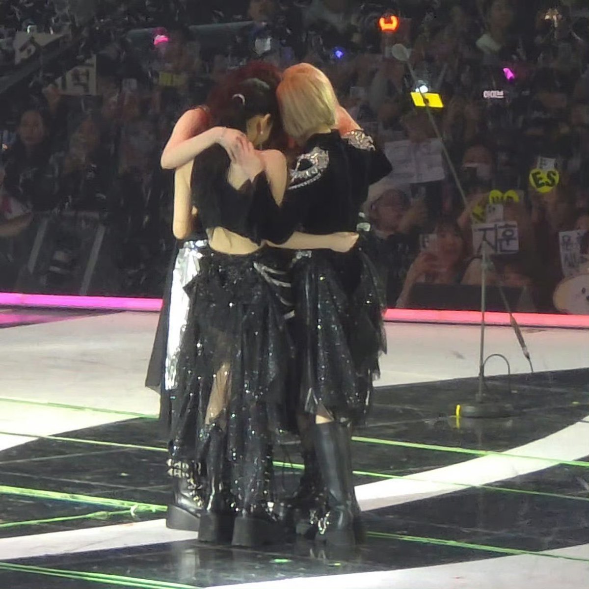 无论拿什么奖项都不滴一滴眼泪 我希望你们永远强大 <a href="/aespa_official/">aespa</a>