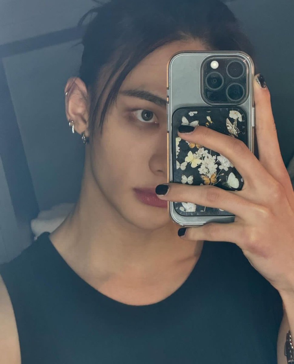 gnabcham's tweet image. ⠀⠀
Night mirror photo, no?⠀⠀
⠀⠀