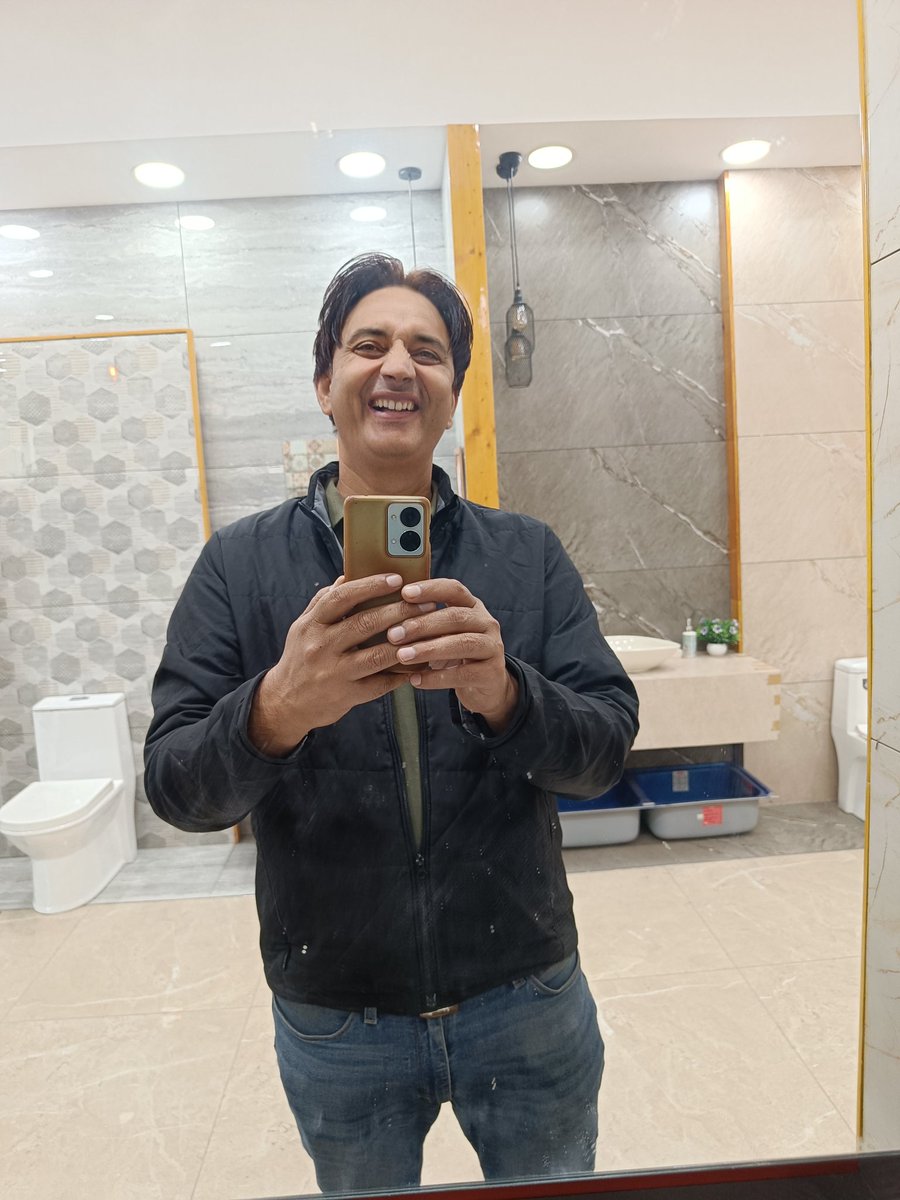 इस चराचर जगत में ना नभचर, ना जलचर,ना स्थलचर अपितु फ़िलहाल सबसे अहम है पशुपरिचर,
तीन दिन तक लगा दो जान पशुओं के साथ जीने में,
 क्या खाक मज़ा है पढ़ने में ?
 अगर पशु परिचर नहीं बन रहे हो दिसंबर महीने में😂
Best of luck 🤞 to all dears 
Dr. Ravi fageria