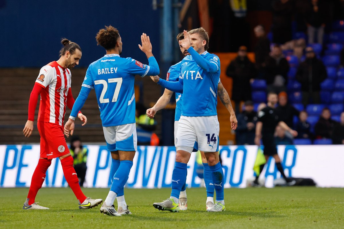 Off to a flyer at Edgeley Park 🏆👊

#StockportCounty #EmiratesFACup