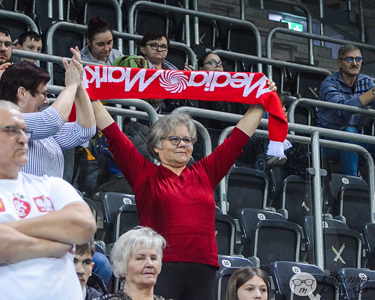 ta pani mnie rozczuliła. Bo nie ważne jaki szalik masz, ważne, że jesteś na meczu.

#lskstylżycia