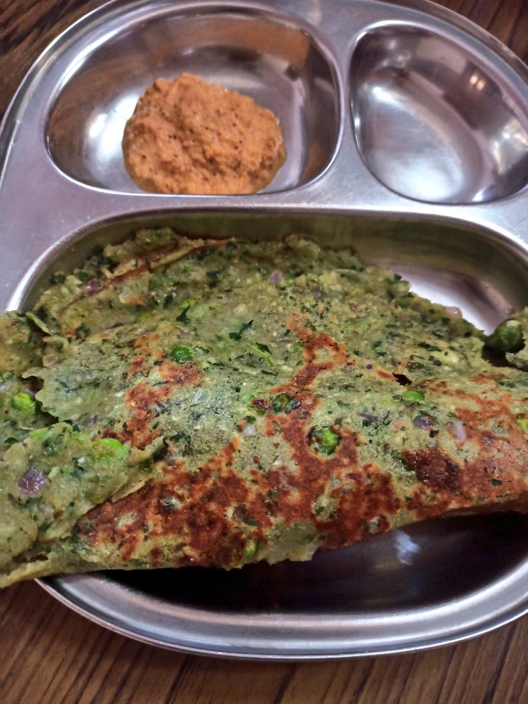 Rohinips1's tweet image. Just a splash of colours!
An early dinner of sorts! Sometimes a simple early dinner is all we need on a cold Saturday evening ...
Rice+bajra flour roti with methi, dhania, fresh peas, onion and coconut, paired with dal chutney 😋😋
#dinnerscene #myfoodstory #weekendvibe