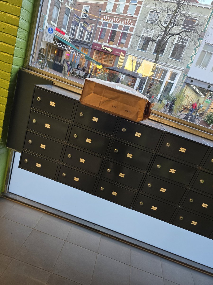 Junkim_XL's tweet photo. Ik heb een nieuw soort brievenbus!!!! #dhl #dhlnl #brievenbus . Maar serieus,  dit is wel klaar nu. Doe je werk!!!! Ik zit btw thuis F1 te kijken hoor #F1 https://t.co/ebdNP8muvA