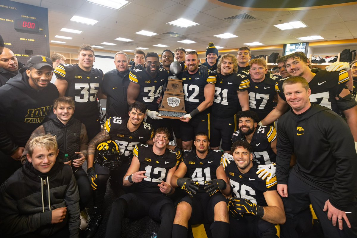 Awesome group led by 4 outstanding seniors. Jay (🤝), Nick, Fish, and Eppy. No better way to finish your last one in Kinnick. #Hawkeyes