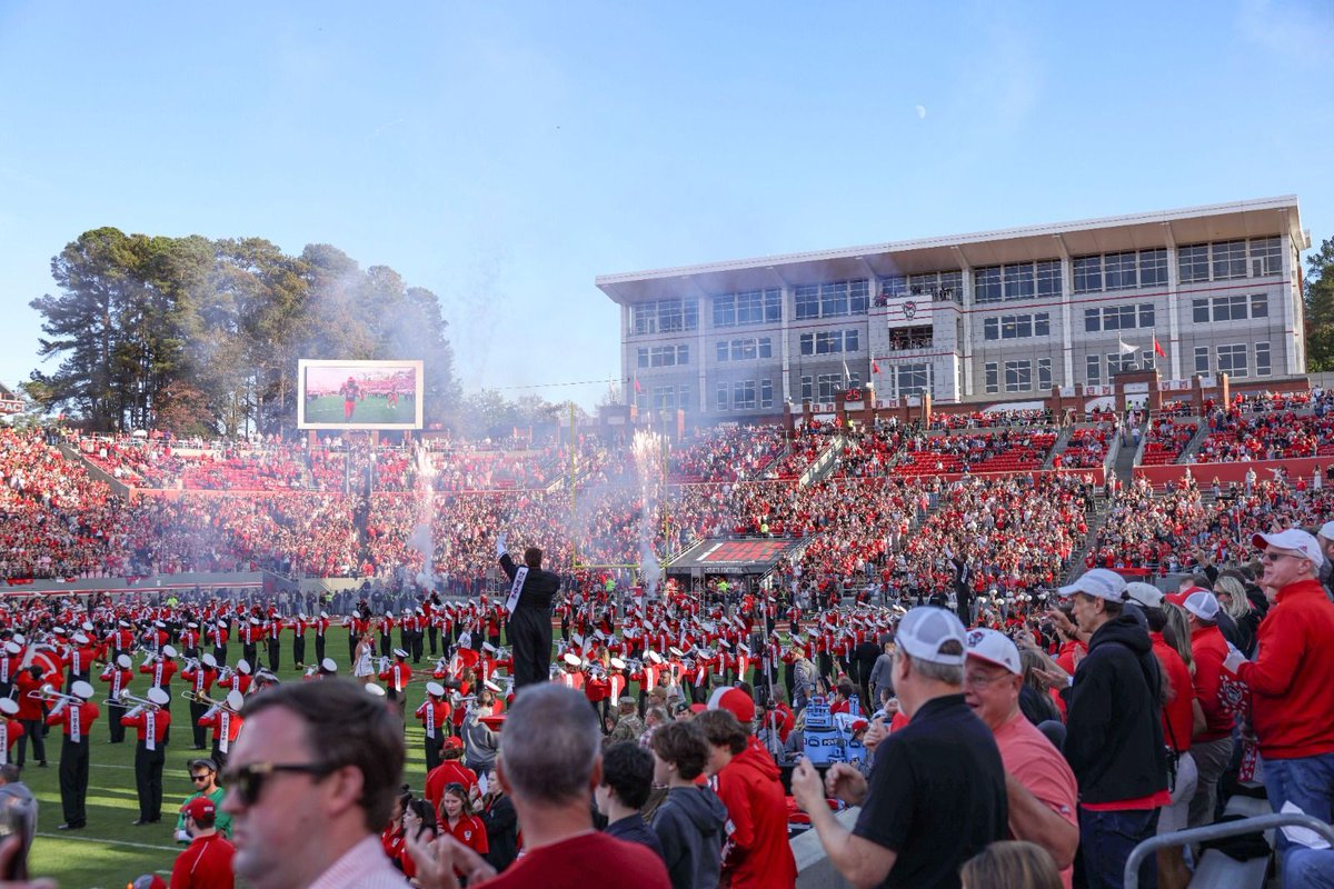 AndySAlbright's tweet image. Looking back on a game day filled with Pack spirit! 🐺🏈
 
From an awesome Savage Wolves and OnePack tailgate to cheering from the sidelines, the energy was unbeatable. Days like this remind me why we’re all Pack strong. 

@NCState @PackFootball #OnePackNIL @SavageWolvesNIL