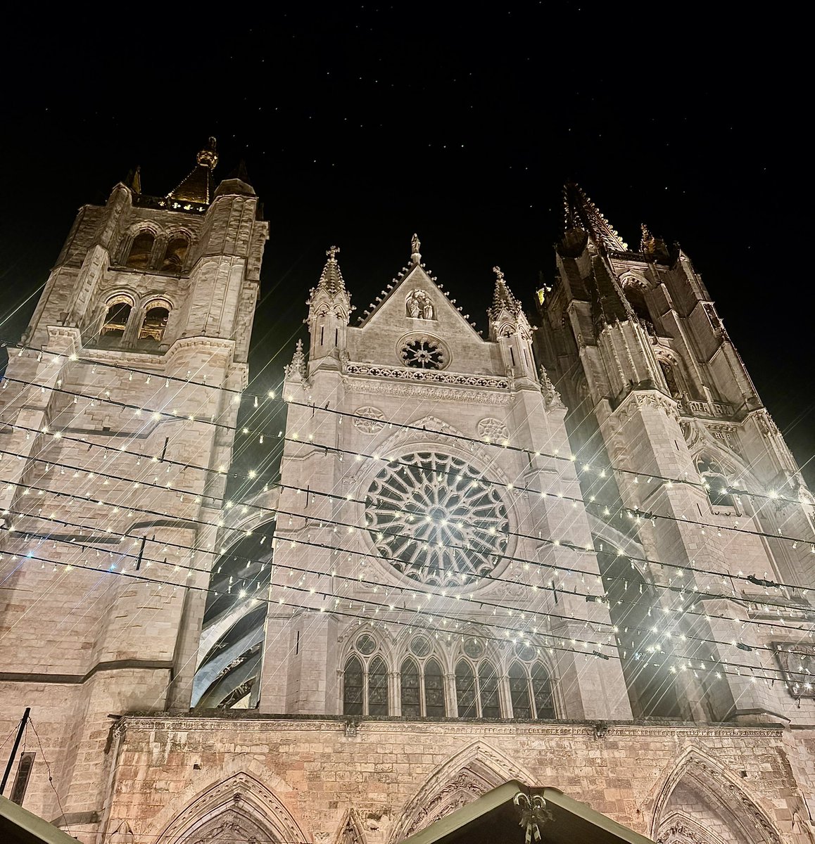 Maireglez's tweet image. Las estrellas y la luz 🌟🌌

Cielos espléndidos en la primera noche del encendido navideño.
#leonesp
#lexit