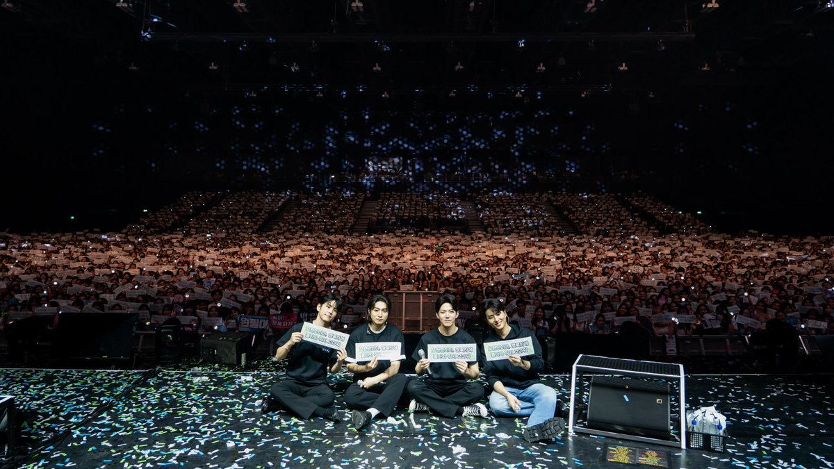 [ #DAY6_BEHIND ]
⠀
3RD WORLD TOUR <FOREVER YOUNG> in 
#BANGKOK

함성소리로 채워준 My Day
덕분에 행복지수 907% 충전 완 ♡🔋

=

Thanks to the sound of cheers from My Day, 
happiness level is charged to 907% ♡🔋

#DAY6 #데이식스
#DAY6_3RD_WORLDTOUR
#FOREVER_YOUNG
#Band_Aid