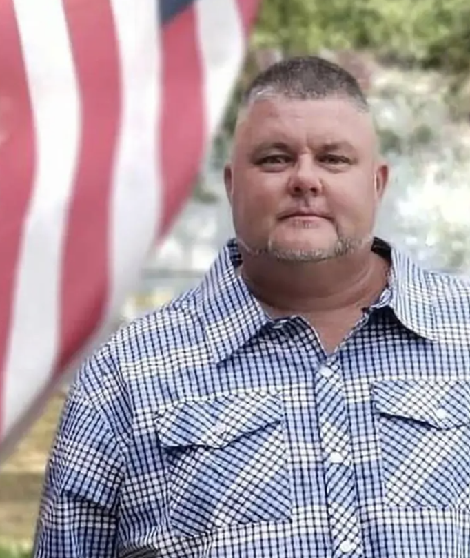 McColl, South Carolina mayor, Mayor George Garner II, 49, died in a head-on car crash while being chased by law enforcement just days after his town’s entire police department quit.

What's going on in that place?

😳