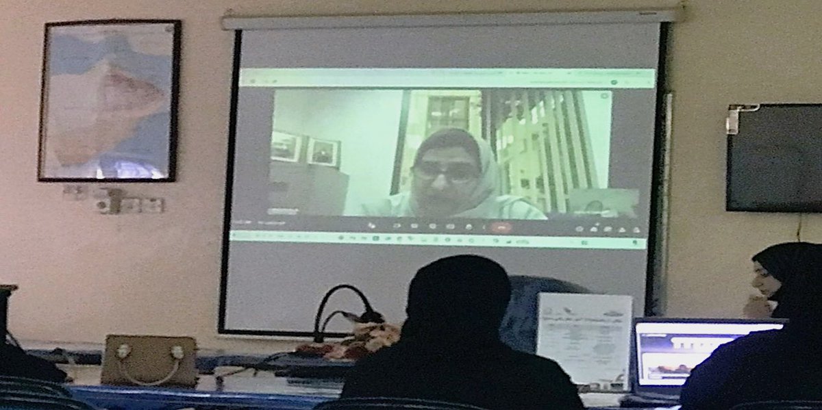 EduGovDhf's tweet photo. تنفيذ ملتقى الرياضيات "نحو تعلم رقمي ممتع" بولاية مرباط

أُقيم بمدرسة خديجة بنت خويلد للتعليم الأساسي (5-12) للبنات بولاية مرباط ملتقى الرياضيات (3) "نحو تعلم رقمي ممتع "، الذي نظمته المدرسة بالتعاون مع اللجنة العمانية للرياضيات وأكاديمية همم التعليمية، واستهدف معلمي الرياضيات من مختلف مدارس المحافظة.
افتتح الملتقى بكلمة ترحيبية ألقتها الدكتورة ماجدة الهنائي رئيسة اللجنة العمانية للرياضيات قالت فيها : يسعدني ويشرفني أن أكون بينكم اليوم في ملتقى الرياضيات (3) "نحو تعلم رقمي ممتع" ، الذي يعكس تطلعاتنا المشتركة نحو تطوير التعليم وتحقيق الجودة في العملية التربوية. وأشكر مدرسة خديجة بنت خويلد للتعليم الأساسي (5-12) للبنات على دعوتها الكريمة، وأحيي جهودها المثمرة في تنظيم هذه الفعالية المميزة بالتعاون مع اللجنة العمانية للرياضيات وأكاديمية همم التعليمية.
وقدمت الدكتورة ماجدة عرض عن دور اللجنة العمانية للرياضيات في تعزيز الوعـي بأهمية الرياضيات، وتطرقت إلى مبادرات اللجنة العمانية للرياضيات مثل يوم الرياضيات العماني ، وملتقى تربويات الرياضيات، وملتقى بحوث الرياضيات، وملتقى المشاريع البحثية، والقافلة التدريبية ، والمخيم الفصلي المتنقل إعداد الرواد، ومسابقات ومعرض الرياضيات، وبرنامج تطوير كفاءات التدريس الفعاللمادة الرياضيات في سلطنة عمان. ويجدر بالذكر أن اللجنة العمانية للرياضيات تمثل سلطنة عمان في مؤتمر واجتماع الجمعية العمومية للاتحاد العالمي للرياضيات، وقد حصلت على العضوية الكاملة بالاتحاد العالمي للرياضيات - الدرجة الأولى. 
واختتمت رئيسة اللجنة العمانية للرياضيات كلمتها بالقول أود أن أتقديم بعبارات الشكر والثناء للقائمين على تنظيم هذا الملتقى على جهودهم الكبيرة، وأتمنى للجميع التوفيق والنجاح. وأسأل الله أن يبارك في أعمالنا وجهودنا لما فيه الخير لأبنائنا وبناتنا، ومستقبل وطننا الغالي سلطنة عمان.
كما شملت الفعالية فقرة تعريفية بأكاديمية همم ودورها في تعلم الرياضيات قدمها الأستاذ سلطان الشيدي- المدير التنفيذي لأكاديمية همم- والذي تطرق إلى دورات الرياضيات التي تقدمها الأكاديميةفي سبيل رفع المستوى التحصيلي لدى الطلبة في الرياضيات، وتعزيز الفهم الرياضي.

اشتمل الملتقى على عدد من الأنشطة والبرامج التدريبية والمحاضرات العلمية، من بينها إذاعة مدرسية حول تفعيل مادة الرياضيات في المحيط المدرسي من إعداد الأستاذة فاطمة المشيخية، وحلقة عمل حول برنامج "الماثيجون" من تقديم الأستاذة فاطمة باعمر، تناولت فيها التعريف بالبرنامج وكيفية توظيفه في مادة الرياضيات والمواضيع التي يُستخدم فيها. 

وقدمت الدكتورة أسماء الحكماني ورقة عمل بعنوان "أنشطة استنباط النموذج في ضوء برنامج كوداب(CODAP)"، والتي تهدف إلى تطوير قدرات الطالبات على حل المشكلات المرتبطة بواقع الحياة اليومية. ومن جانبها، قدمت نور سويلم، مشرفة مادة الرياضيات، محاضرة علمية تحدثت فيها عن الممارسات غير المتوافقة مع فلسفة السلاسل العالمية في الحقل التربوي، وما يقابلها من ممارسات صحيحة، وأهمية تفعيل التقانة مع فلسفة كامبريدج. 

بينما قدمت الأستاذة غادة القصاص ورقة عمل عن برنامج "الجيوجبرا" لرسم الدوال. كما قدم كل من الأستاذة سحر محمد والأستاذة سعدية محمد ورشة تدريبية لطالبات الصفوف 8 و9.
وقالت الأستاذة فوزية اليافعي، مديرة مدرسة خديجة بنت خويلد للتعليم الأساسي (5-12) للبنات، إن ملتقى الرياضيات، الذي تنفذه المدرسة في نسخته الثالثة، يهدف إلى تطوير مهارات الفهم الرياضي لدى المشاركين من خلال استخدام تقنيات التعلم الرقمي، وتوفير منصة لتبادل المعرفة والخبرات بين المعلمين والباحثين في مجال الرياضيات. بالإضافة إلى تدريب المعلمين على استخدام الأدوات الرقمية والتكنولوجيا في تدريس الرياضيات بطرق مبتكرة، فضلاً عن تشجيع المشاركين على استخدام التفكير الإبداعي في حل المسائل الرياضية من خلال تطبيقات رقمية.

وأوضحت مديرة المدرسة أن الملتقى سعى إلى تحسين مستوى أداء الطلبة في مادة الرياضيات من خلال تسليط الضوء على التعلم الرقمي والممارسات التعليمية الحديثة، وعرض أحدث الأدوات والتطبيقات الرقمية المستخدمة في تعليم الرياضيات، والأبحاث والابتكارات في هذا المجال واستخدام التكنولوجيا.