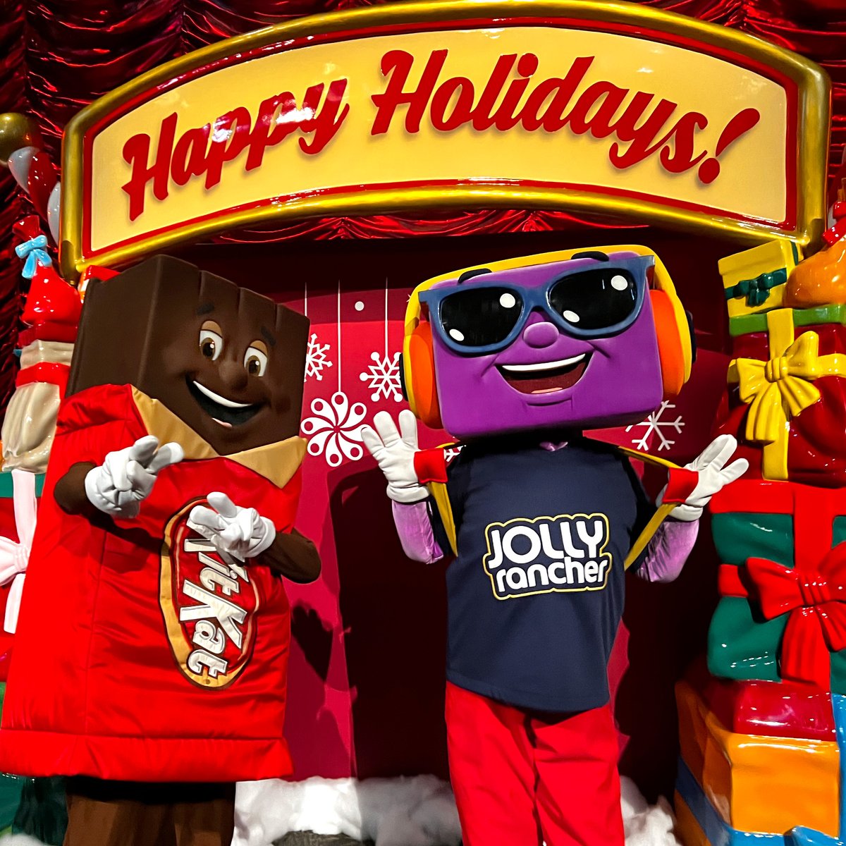 Another weekend of Holly, Jolly, &amp; #HersheyparkHappy. Did you know that each #ChristmasCandylane ticket includes 5 million lights, family rides temp. permitting and a visit with Santa &amp; his reindeer? 🎅🎢 

🕰️ Hours: bit.ly/2KvLAF6
🎟️ Tickets: bit.ly/2WWppMo