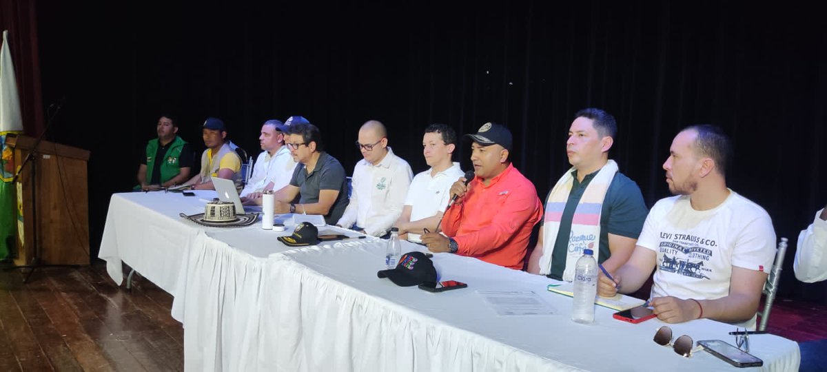 manuelgarcia_52's tweet photo. #AudienciaPública @CamaraColombia en Caucasia
Gracias a los Representantes @AlejoToroAnt y @jhhojar por su acompañamiento y apoyo decidido
Tendemos canales para que el Gobierno Nacional entregue soluciones definitivas a los ocupantes de la #HaciendaSantaHelena
@SoniaSBernalS https://t.co/g3AyJWgx8K