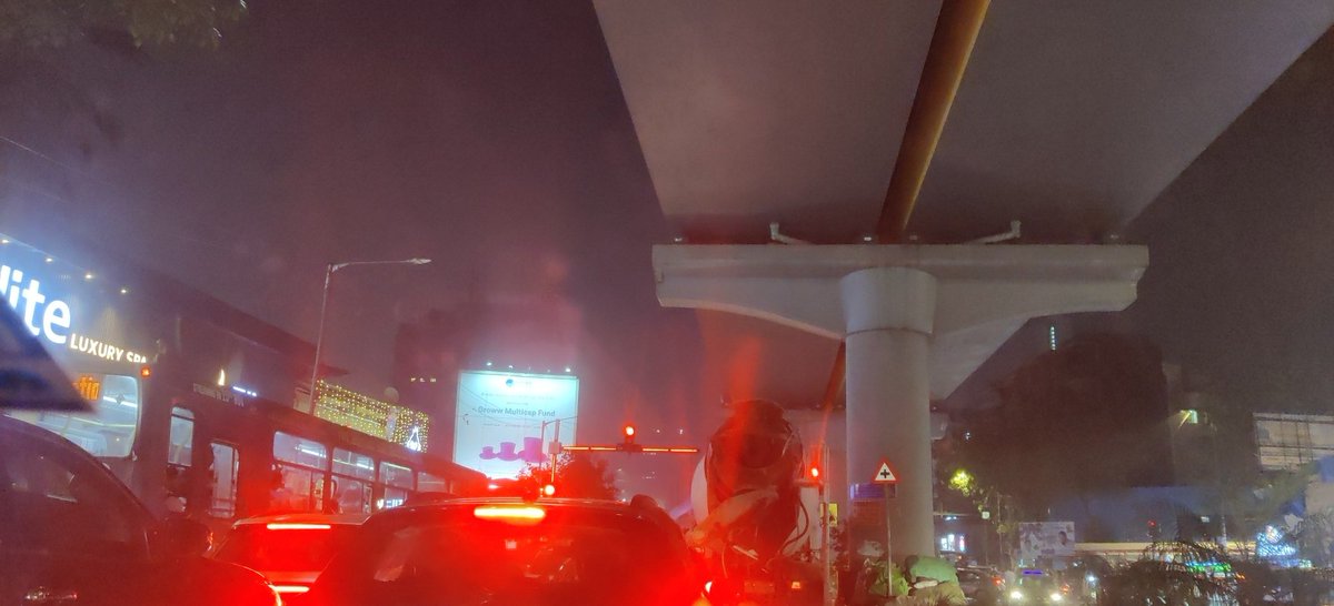 ShivenduSPadte's tweet photo. @MTPHereToHelp bumper to bumper traffic on link road Malad West https://t.co/9qRnJte3gb