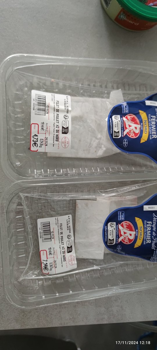Friendlyweb1234's tweet photo. Soyez vigilants lorsque vous passez une commande chez @picnic les frais de livraison sont récupérés dans les produits que vous achetez...
J ai acheté 2 barquettes de blancs de poulets ( au total 860g a 20€) on me livre 2 barquettes au total de 610g pour le même prix #arnaque https://t.co/VqbvdpRRlB