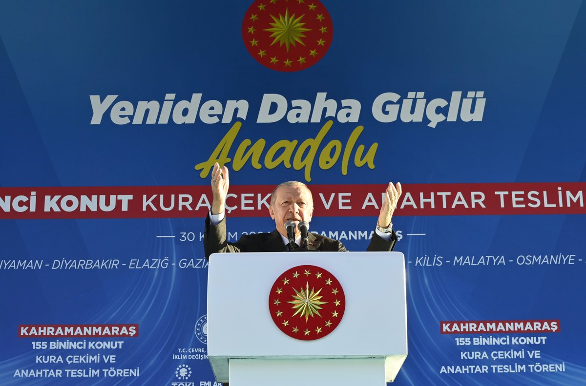 Toki_Kurumsal's tweet photo. 📍Kahramanmaraş

Cumhurbaşkanımız Sayın @RTErdogan'ın teşrifleri, Bakanımız Sayın @murat_kurum ve TOKİ Başkanımız M. Levent Sungur'un katılımlarıyla  deprem bölgesinde inşa ettiğimiz 155 bininci konutun anahtarı hak sahibine teslim edildi.

🏡 Yeni yuvalarımız hayırlı uğurlu olsun.