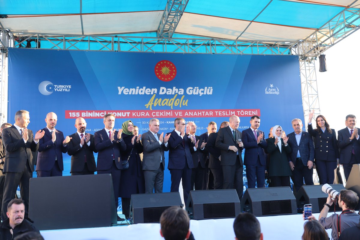 Toki_Kurumsal's tweet photo. 📍Kahramanmaraş

Cumhurbaşkanımız Sayın @RTErdogan'ın teşrifleri, Bakanımız Sayın @murat_kurum ve TOKİ Başkanımız M. Levent Sungur'un katılımlarıyla  deprem bölgesinde inşa ettiğimiz 155 bininci konutun anahtarı hak sahibine teslim edildi.

🏡 Yeni yuvalarımız hayırlı uğurlu olsun.