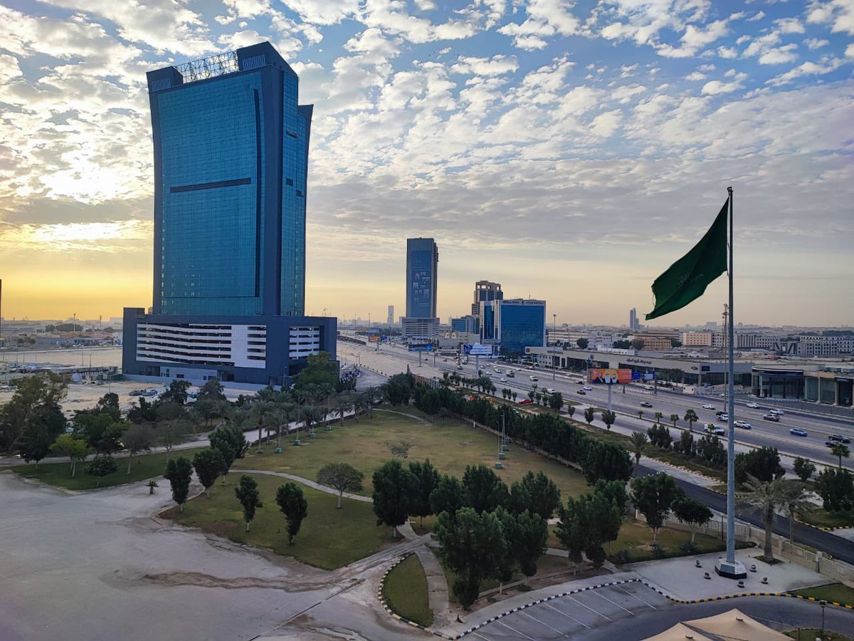 Dmm_projects's tweet image. نمو كبير في الحركة التجارية في #الدمام حيث أصدرت بلدية الدمام أكثر من 1157 رخصة تجارية جديدة خلال شهر اكتوبر الماضي مع تجديد 2573 رخصة في مختلف الأنشطة .