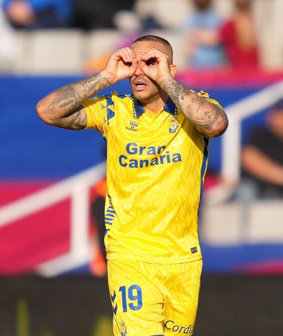 Con perdón de las damas, que la chupen mucho y muy fuerte los que son canarios y deciden ser del Barça o Madrid antes que del equipo de su tierra. Que salgan de la cueva porque no les veo!!!